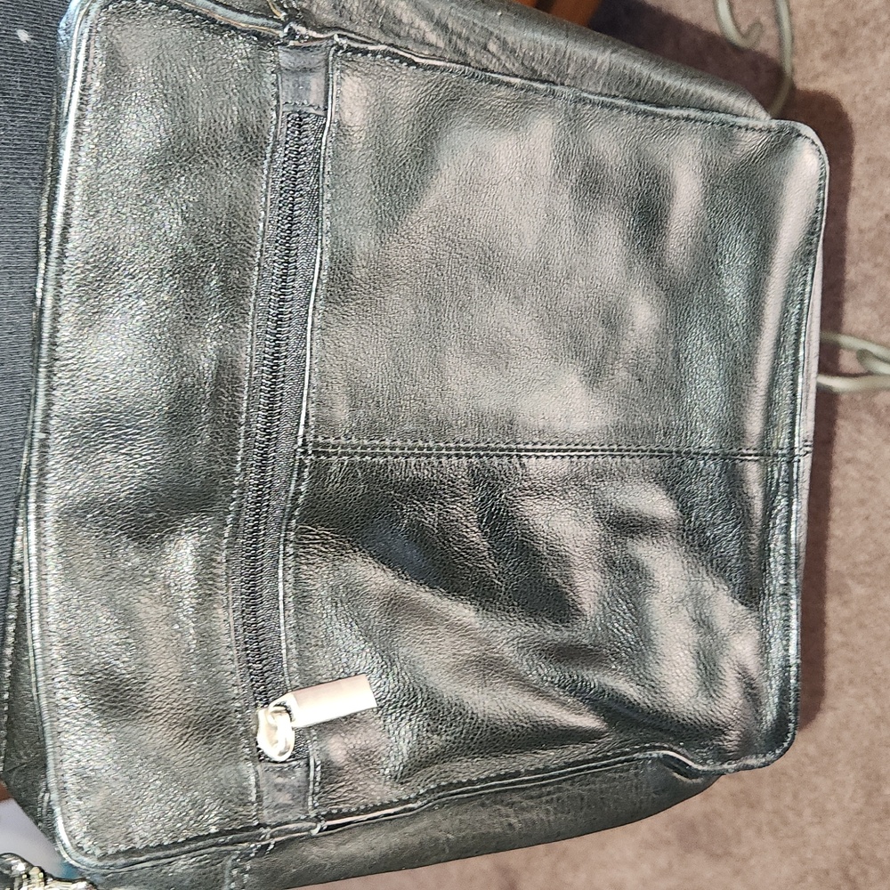 Wilson's Leather crossbody. - Picture 7 of 9
